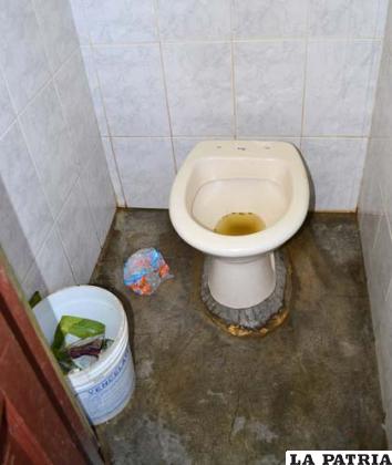 Estado de uno de los baños en uno de los locales inspeccionados