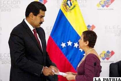 Nicolás Maduro, tras ser proclamado como presidente de Venezuela ante el Consejo Nacional Electoral junto a la directora del organismo, Tibisay Lucena