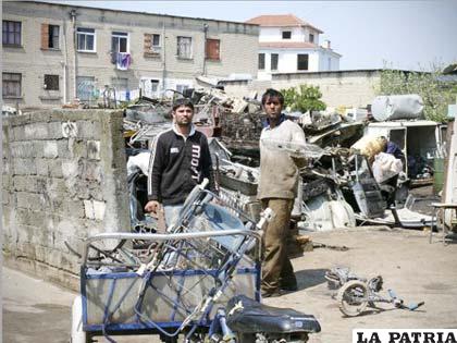 Ciudadanos albaneses reciclando basura