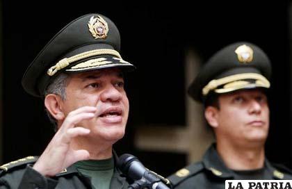 Director de la Policía Nacional de Colombia, el general José Roberto León Riaño (i)