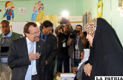 El enviado especial de la ONU a Irak, Martin Kobler, habla con una mujer durante su visita a un colegio electoral en Bagdad