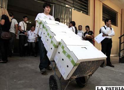 Operarios cargan, en la sede del Tribunal Superior de Justicia Electoral (TSJE), los 1.951 maletines con útiles electorales