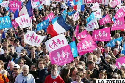 Multitudinaria protesta en Francia para oponerse al matrimonio gay