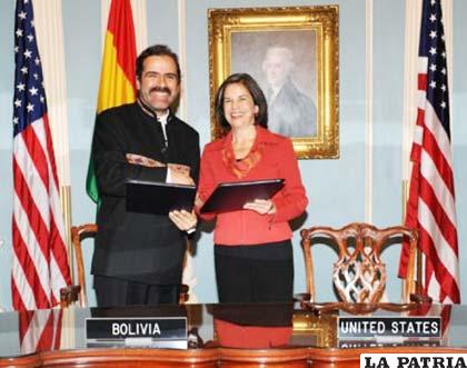El vicecanciller Juan Carlos Alurralde y la funcionaria de Estados Unidos, María Otero, durante la firma del convenio de relaciones bilaterales en el 2011
