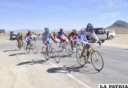 Ciclistas orureños en plena competencia