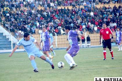 Una acción del partido que jugaron los equipos de Real Potosí y Bolívar