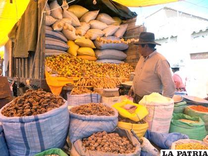 Comerciantes esperan que las amas de casa visiten la Feria de Oruro Moderno