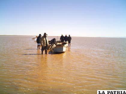 Actividad minera contamina las aguas del lago Poopó