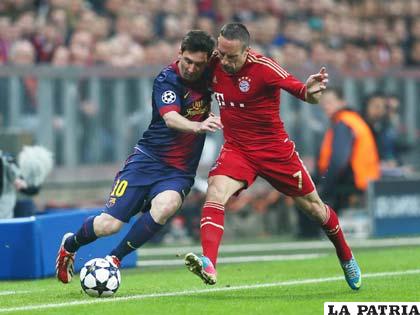 Messi disputa el balón con Ribery