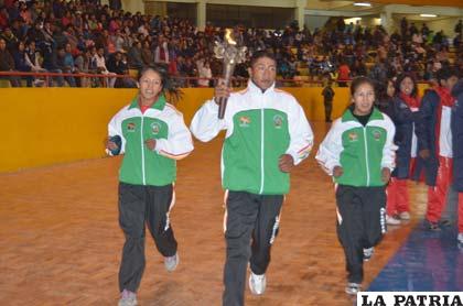 Lizeth Choque, Vidal Blasco y Nemia Marza, portadores de la antorcha olímpica