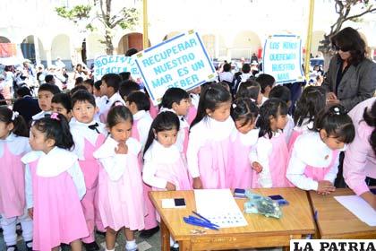 Niños firman la carta al presidente de Chile, Sebastián Piñera