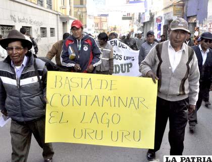 Los manifestantes pidieron evitar contaminar la cuenca del lago Poopó y Uru Uru