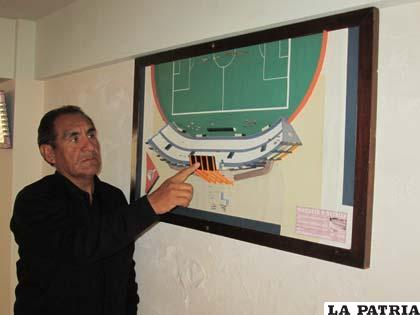 Víctor Gonzales enseña la maqueta de una de las rectas del futuro estadio