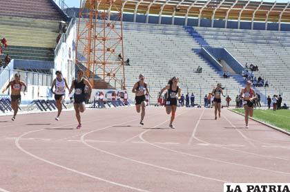 Las pruebas de atletismo se cumplen en la pista del estadio “Bermúdez”