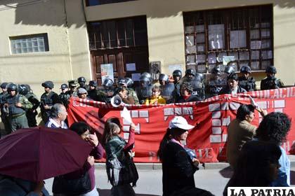 Maestros en marcha de protesta frente a la Dirección Departamental de Educación