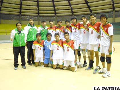 La selección orureña de voleibol que participa en Sucre