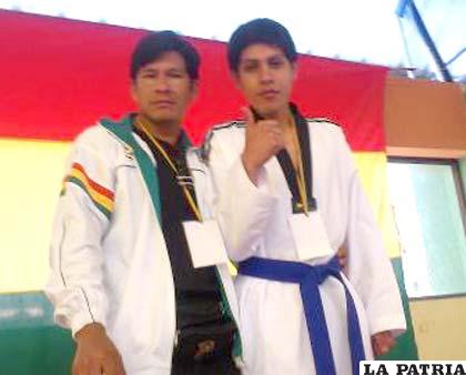Snnor Aguilar junto al medallista Sebastián Alfredo Robles