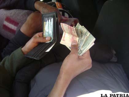 EL SUPUESTO POLICÍA (ANTISOCIAL), REVISA DETALLADAMENTE LA BILLETERA DE LA VÍCTIMA, POSTERIORMENTE SUSTRAYENDO TODO EL DINERO.