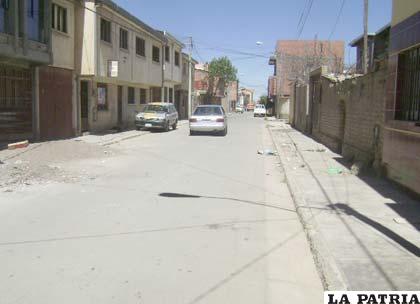 EL VEHÍCULO DE LOS ANTISOCIALES SE RETIRA VIOLENTAMENTE DEL LUGAR CON RUMBO DESCONOCIDO, DESPUES DE HABERSE CONSUMADO EL DELITO.