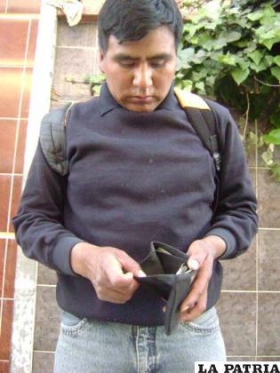 LA VÍCTIMA REVISA SU BILLETERA Y SE DA CUENTA QUE FUE VÍCTIMA DE ROBO POR FALSOS POLICÍAS (ANTISOCIALES), LOS MISMOS LE ROBARON TODO SU DINERO.