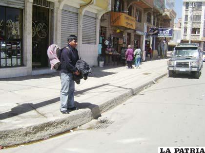 CIUDADANO (VÍCTIMA)  A LA ESPERA DE UN VEHÍCULO PA-RA LLEGAR A SU LUGAR DE  DESTINO.