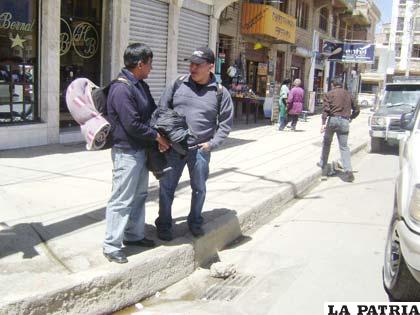 CIUDADANO (VÍCTIMA) ES ABORDADO POR UN SUJETO (CÓMPLICE), EL CUAL ENTRA EN CONVERSACIÓN SOBRE LA ACTIVIDAD QUE VA A REALIZAR LA VÍCTIMA.