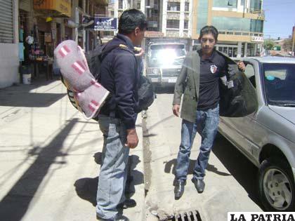 LA VÍCTIMA Y EL SUJETO (CÓMPLICE), ES ABORDADO POR OTRO SUJETO, QUIEN SE IDENTIFICA COMO FUNCIONARIO DE LA FELCC, DIPROVE y/o FELCN