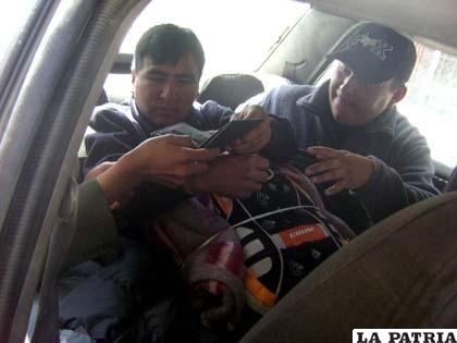EL SUJETO (CÓMPLICE) APARENTA COOPERAR CON EL SUPUESTO POLICÍA (ANTISOCIAL), EN SU IDENTIFICACIÓN ALCANZÁNDOLE SU BILLETERA.
