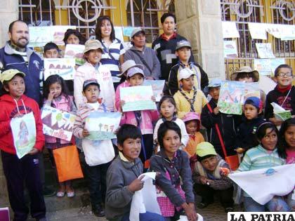 Pequeños grandes artistas en el atrio del Santuario del Socavón