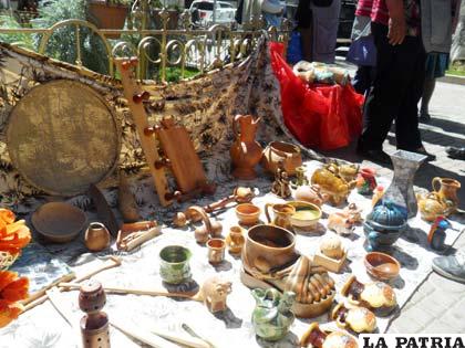Artesanos en la Feria Oruro Moderno que ya concluirá