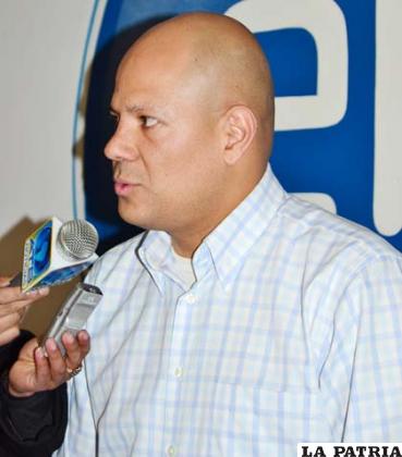 Alejandro Abdala, gerente regional Entel Oruro explica bondades del nuevo equipo