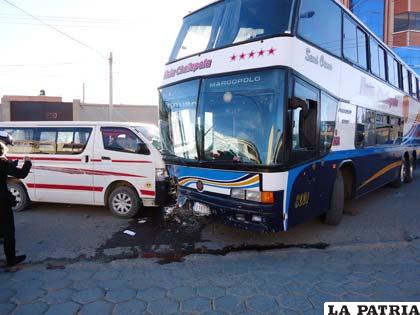 La colisión del minibús contra el bus