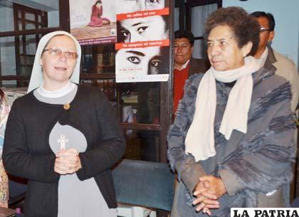 La responsable del centro, la religiosa Catalina Kaminska (izquierda) junto a la representante de la Defensoría del Pueblo, Clotilde Calancha (FOTO ARCHIVO)