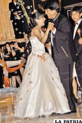 Eva Liz Morales en su fiesta de quince años bailando con su padre