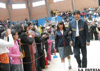 Eva Liz orgullosa del brazo de su padre se graduó del colegio La Salle de Oruro