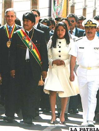 Eva Liz de 16 años acompaña a su padre Evo Morales, en el 2011, en Sucre, durante el Día de la Patria, 6 de Agosto