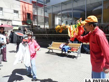 Cuenta cuentos desarrollan su performance en la plaza Castro y Padilla