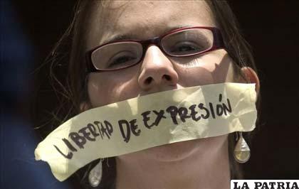 Una mujer protesta a favor de la libertad de expresión en Caracas, Venezuela