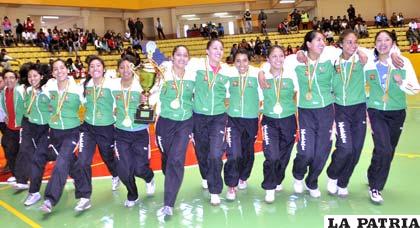 Vuelta olímpica de las jugadoras de la selección de Oruro