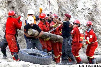 Carabineros rescataron a 17 mineros en el Norte de Chile