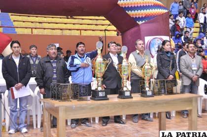 Autoridades de Oruro, junto a algunos dirigentes de los Judejut