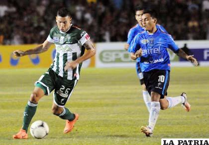 Alejandro Meleán domina el balón ante la mirada de Miguel Loayza