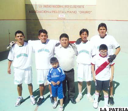 El equipo de Sullka Tunka que participa en el torneo oficial de pelota de mano, con: William Zambrana, Abdón Reyes, Juan Guzmán, Juan Arancibia y Luis Palacios