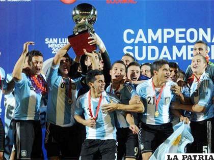 Festejo de los jugadores de Argentina con el trofeo de campeón