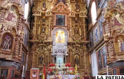Nave central del Santuario de la Virgen de Copacabana
