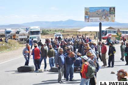 Mineros cooperativistas en el bloqueo de ayer en Caihuasi