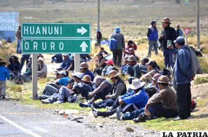 Cooperativistas bloquean caminos en algunas regiones de Bolivia