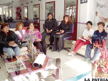 La reunión entre peinadores de Oruro y Santa Cruz