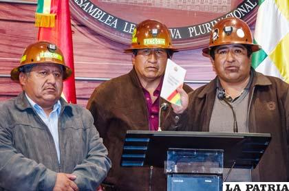 Legisladores del sector cooperativista minero: Andrés Villca, Efraín Condori López y Pascual Huarachi