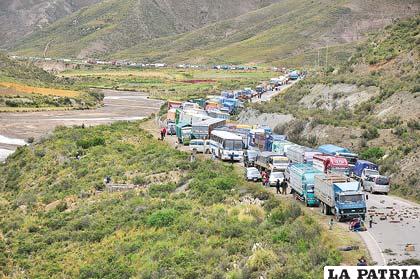 Vehículos varados en el camino entre Cochabamba y Oruro
